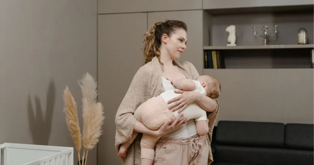 When do babies cluster feed? Signs, Schedule & Tips 3 When Do Babies Cluster Feed? Newborn Feeding Patterns